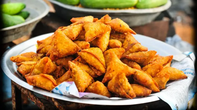 A picture of snacks: samosa