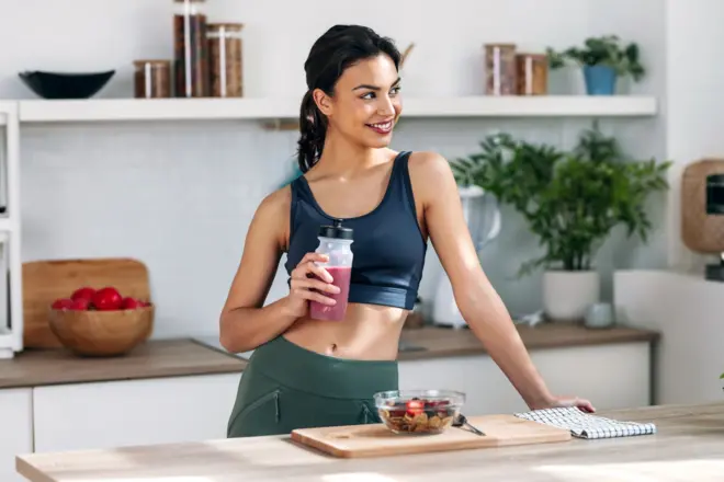 පෝෂ්යදායී ආහාර සමග කාන්තාවක්