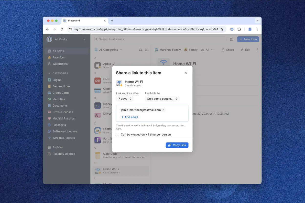 L'extension de navigateur 1Password avec sa fenêtre de dialogue affichant « partager un lien vers cet élément ». Cette fenêtre montre une adresse électronique, l’option de limiter la validité du lien à 7 jours et celle de ne le rendre utilisable que par « certaines personnes seulement ». On y voit également une case à cocher avec la mention « restreindre le nombre de vues à une par personne » ainsi que des boutons marqués « communiquer ce lien » et « copier ce lien ».