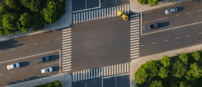 Vista aérea de una intersección de calles donde los pasos de peatones forman un paralelogramo inclinado, imitando el logotipo de Stripe.