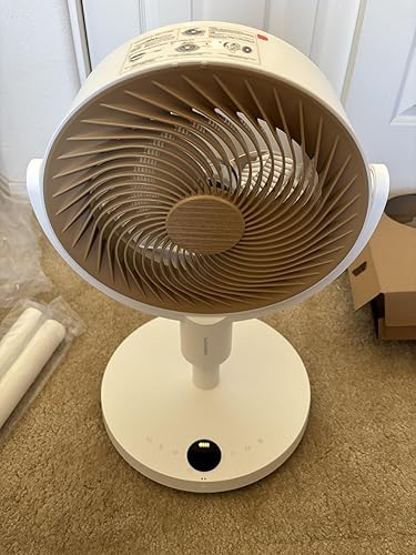 This fan moves!