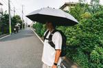 傘をさしても両手が空く。バックパックに固定するだけの小さな発明
