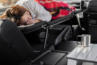 【好評につき再販】車中泊のための専用ベッドが快適すぎる。車内にフルフラットの寝床が爆誕します