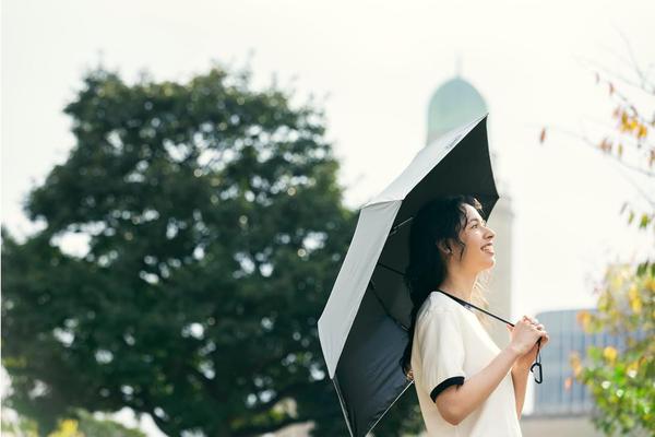 コールマンの折りたたみ傘、「テント技術の高遮光・高耐水」で晴雨対策万全だ