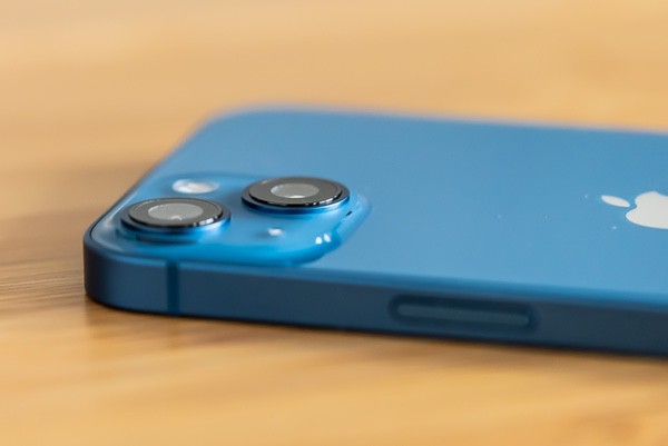 iPhone 13 カメラ配置