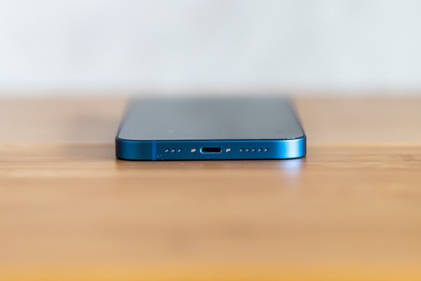 iPhone 13 底面