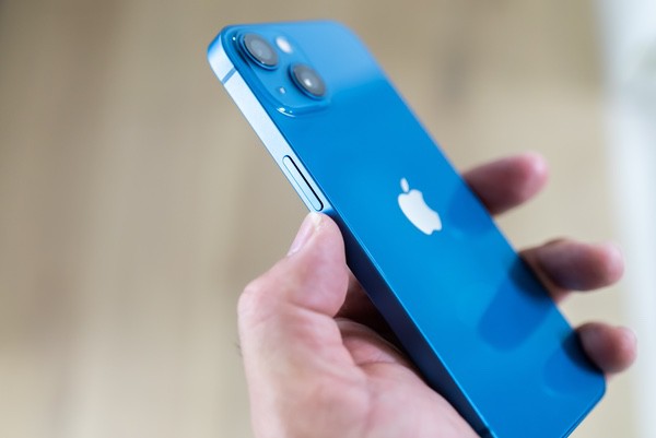 iPhone 13 手に持ったイメージ