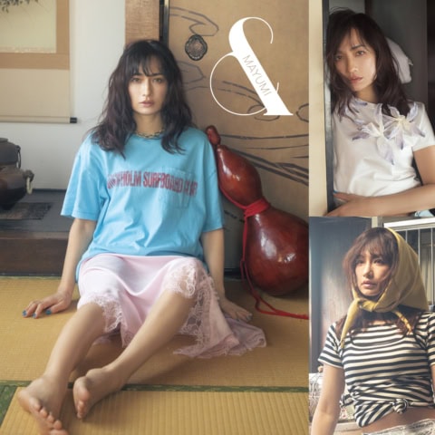 シアーにレース、派手色T。写真家・横浪 修が描く、レトロな世界の佐田真由美Tシャツルック4選