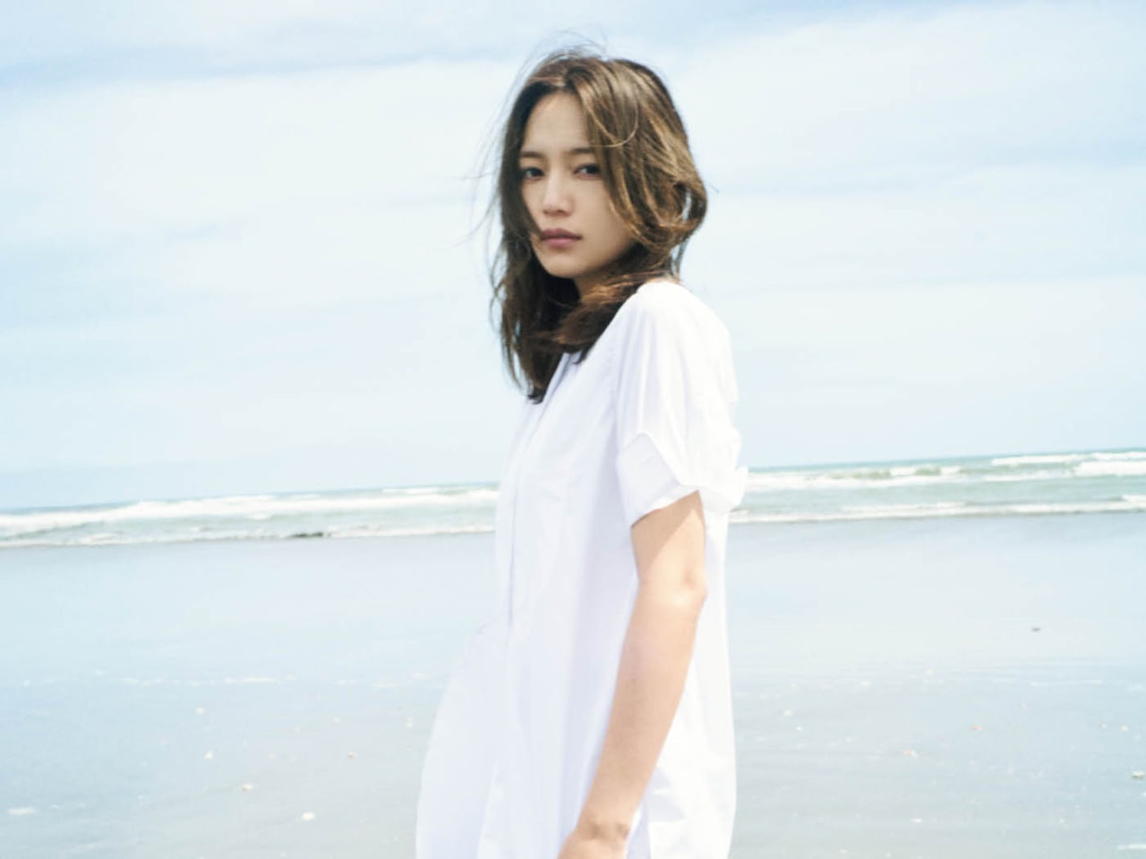 「殻を破って、いろんな一面を見てもらいたい」【川口春奈インタビュー完全版】海辺でのフレッシュな表情