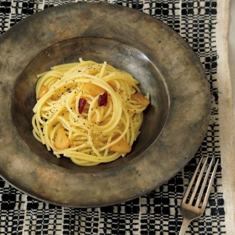 プロが教える!ガーリック香る定番パスタ【ペペロンチーノ】を手早く、もっと美味しく作るコツ