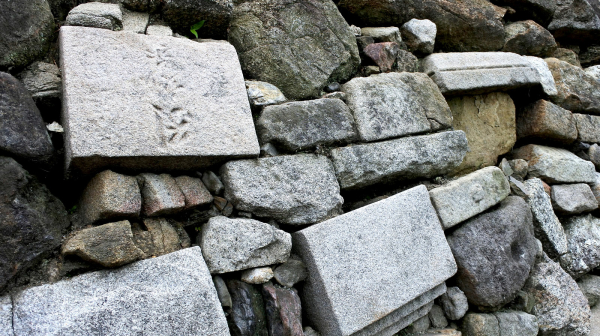 郡山城の「逆さ地蔵」はなぜ生まれたのか?