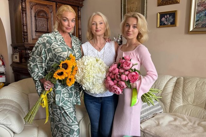Анастасия Волочкова с мамой и дочерью, фото: соцсети Анастасия Волочкова с мамой и дочерью, фото: соцсети