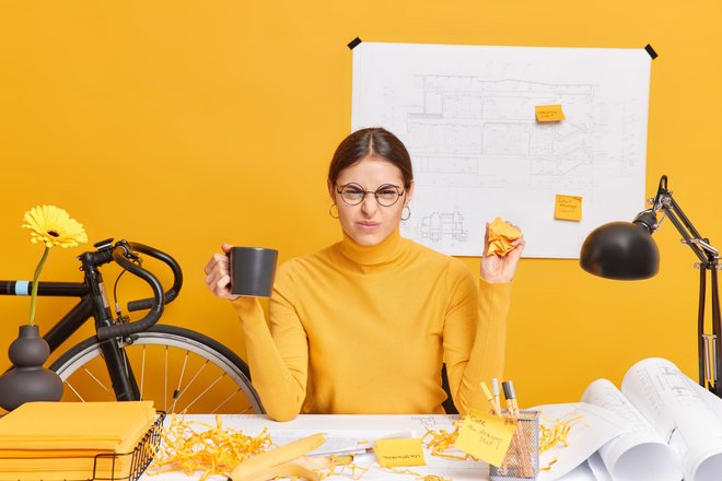 Женщина за работой Женщина за работой