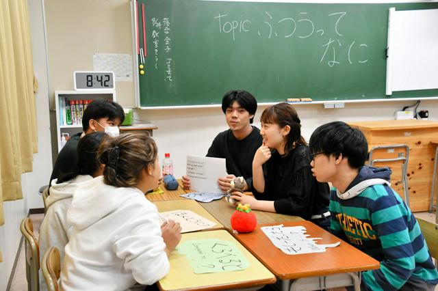 高大連携による国際交流サークルで、「ふつうってなに?」をテーマにした哲学対話をする生徒ら=2026年4月27日、東京都町田市、竹中美貴撮影