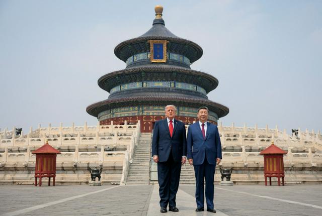 トランプ米大統領(左)と中国の習近平国家主席が2026年5月14日、訪問先の北京・天壇公園で並んだ=ロイター