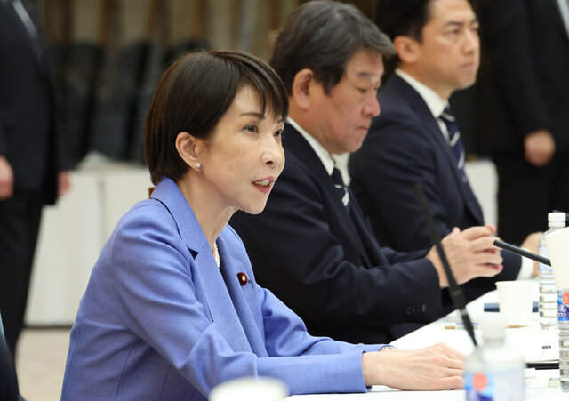 国家安全保障戦略の改定に向けた有識者会議で発言する高市早苗首相(手前)=4月27日、首相官邸
