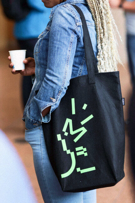 Funcionário da Mozilla tomando café.